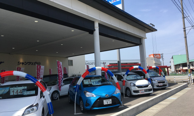 【シャンツェ白山店】青空のもとピカピカな展示車そろっています♪