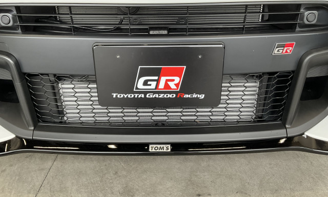 GTヤリス後期 トムスさん ルーフリアウィングとフロントディフューザーの取付