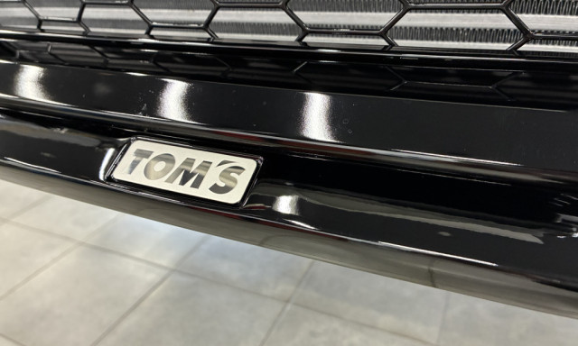 GRヤリス トムスさんのフロントディフューザー、リヤルーフウィング、HKSさんスーパーターボマフラー